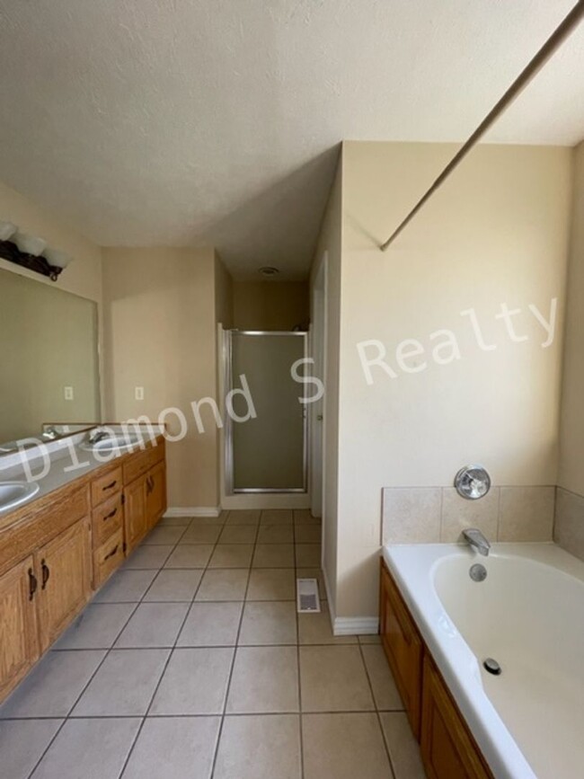 Building Photo - Lovely 3 bedroom home available!  Sequiota...