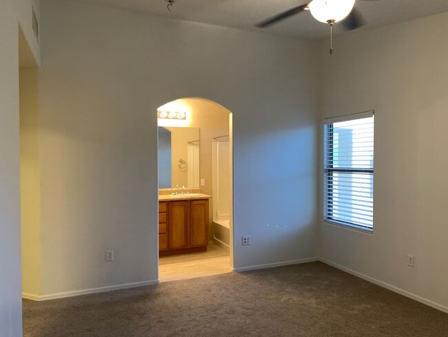Building Photo - 3Bdm 2Ba Home, Popular Location, Available...