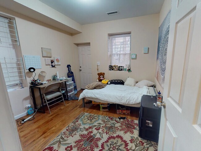 Building Photo - 623 S 42nd St