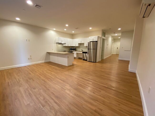 Building Photo - 875 Elm St