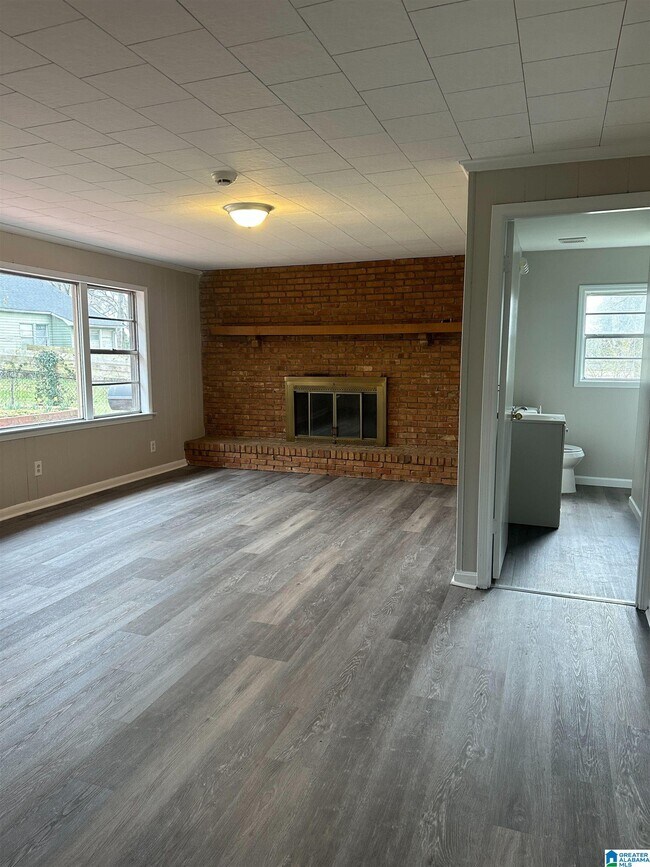 Building Photo - 1220 Skyline Dr