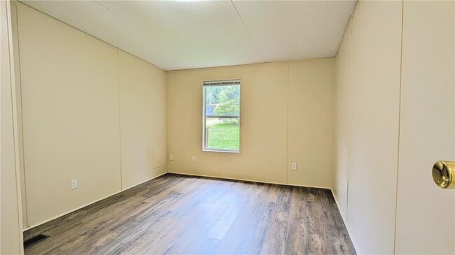 Building Photo - 99 Center Grove Dr