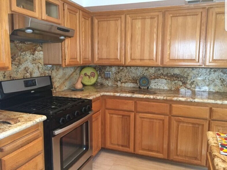Building Photo - 8694 Villa La Jolla Dr