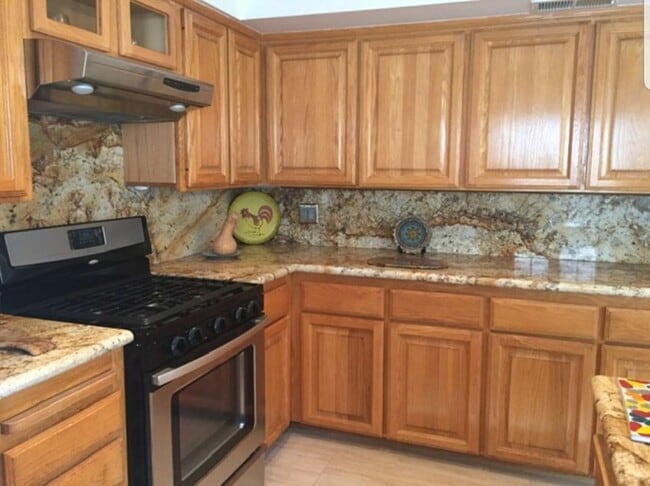 Building Photo - 8694 Villa La Jolla Dr