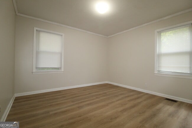 Building Photo - 504 N Ave NE