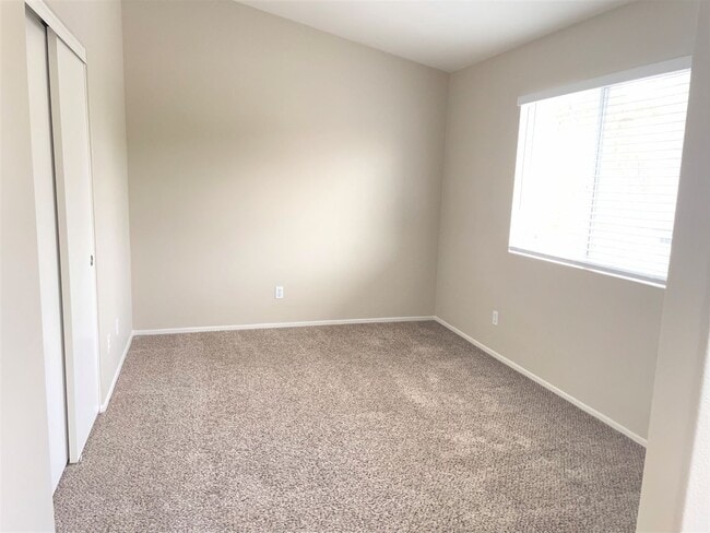 Building Photo - Holiday Move In Special!!