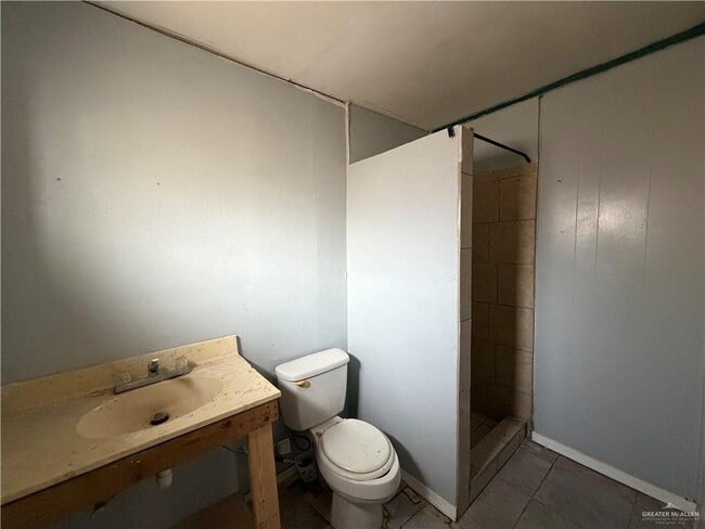 Building Photo - 10 Cardinal Ave W