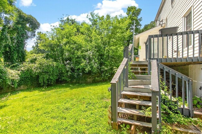 Building Photo - 3008 Lakeshore Dr