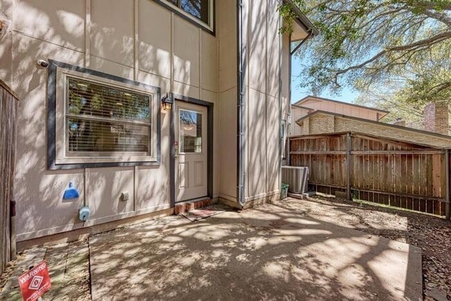Building Photo - 1017 Solano Dr