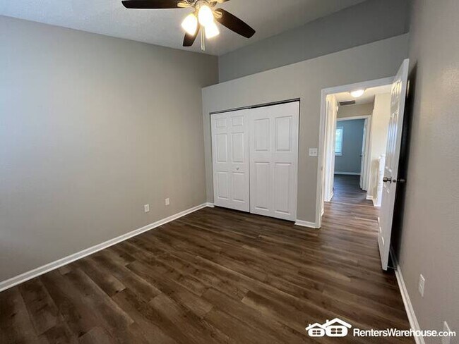 Building Photo - Fully Updated 3 Bedroom Condo in Universit...