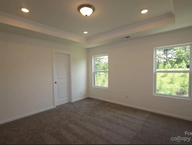 Building Photo - Spacious and modern home featuring 3 bedro...