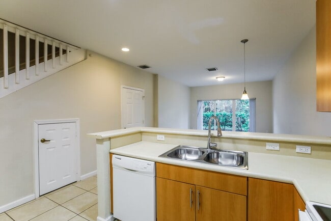 Building Photo - 2423 NW 31st Ct