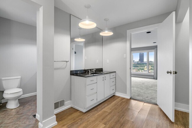 Building Photo - *Beautifully Updated & Spacious 4BD/2.5BA Single Family Home Available in South Side Slopes*