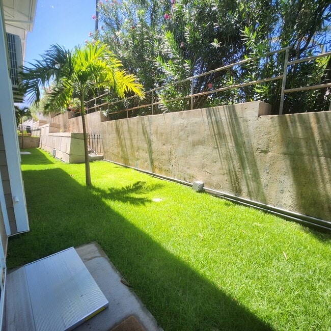 Building Photo - Luxury 3/2 Grated Community in South Kihei.