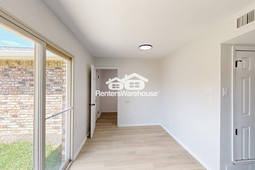 Building Photo - 6407 Green Oaks Dr