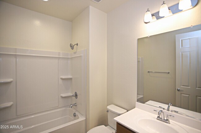 Building Photo - 1005 W Finch Dr