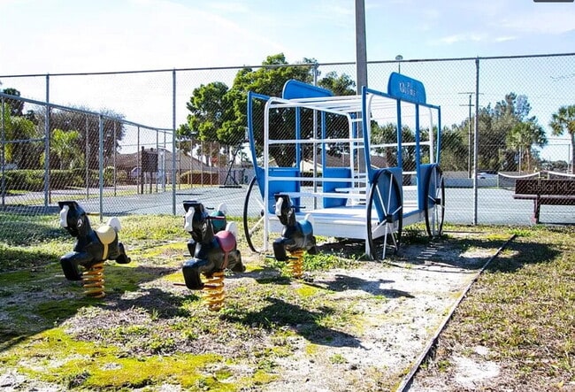 Building Photo - Centrally Located 3 bedroom 2.5 bath Townhome.