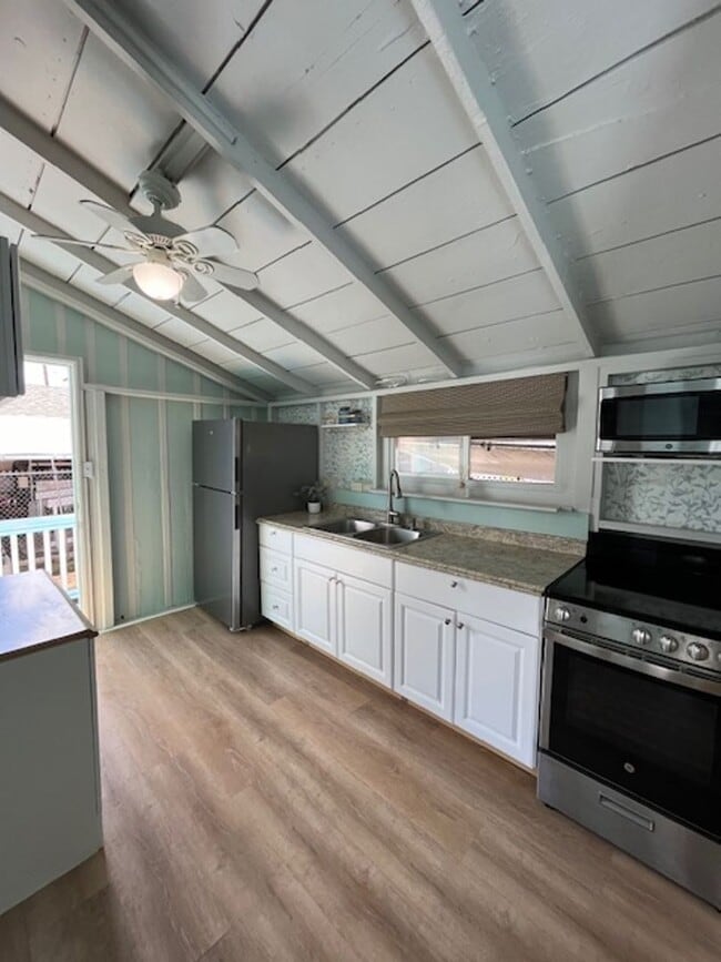 Building Photo - Beach Cottage Close to the Ocean