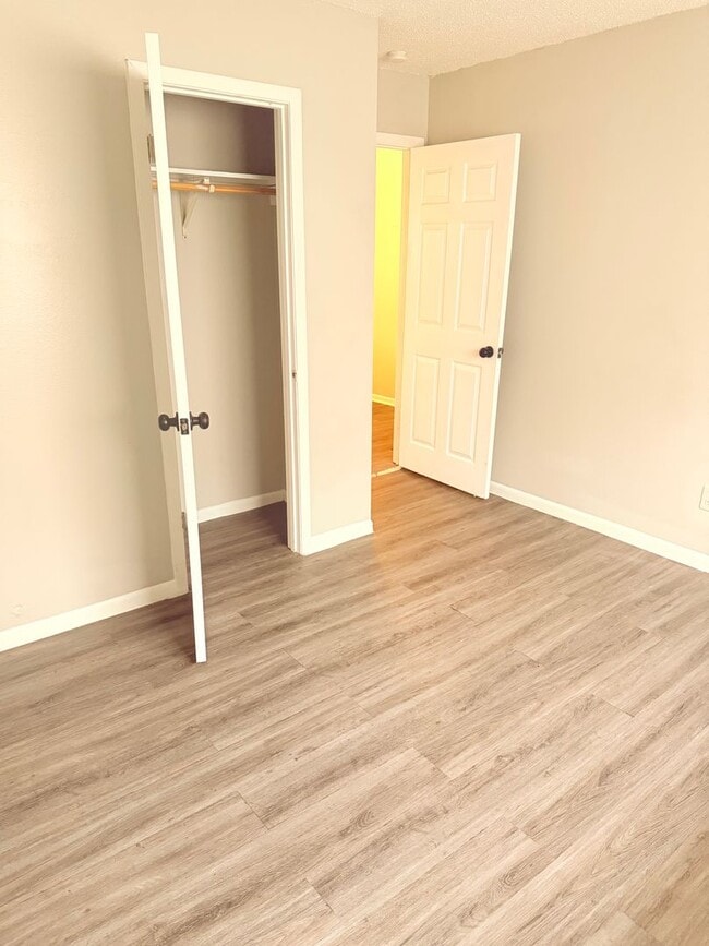 Building Photo - Townhome in Victoria