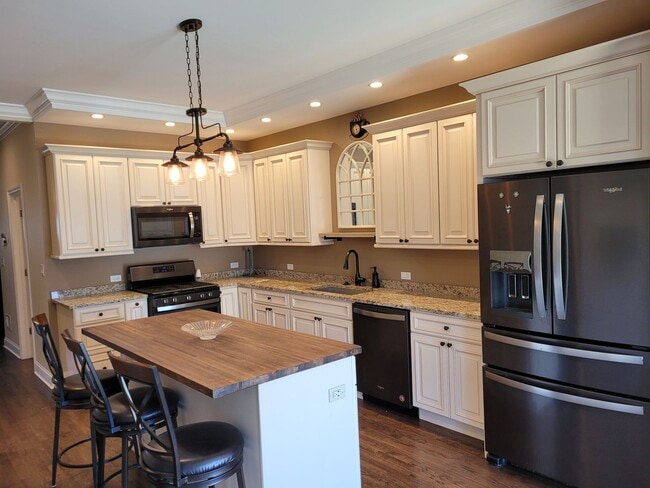 Building Photo - Beautiful Recently Renovated Contemporary ...