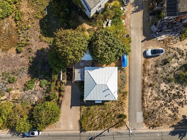 Building Photo - 128 Old Point Rd