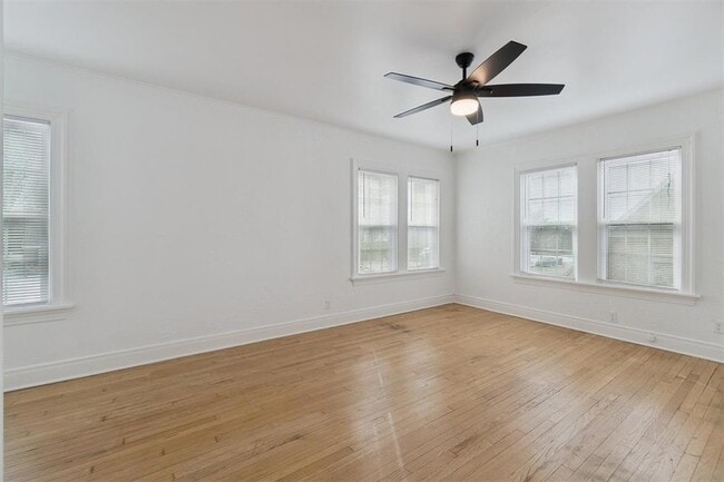 Building Photo - 1905 N Brauer Ave