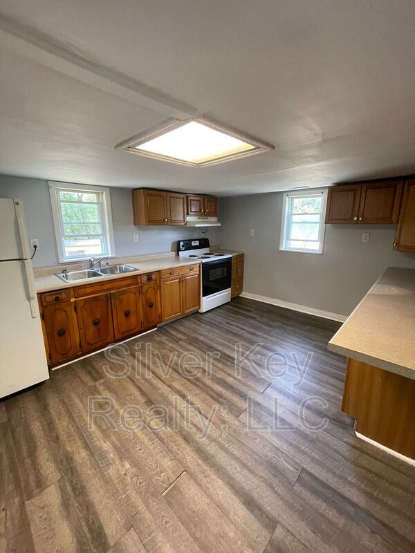 Building Photo - 1209 Hilltop Dr NE