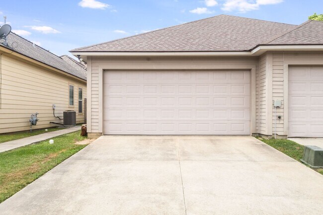 Building Photo - FOR RENT in LAFAYETTE!