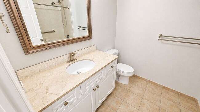 Building Photo - Annual 2/2 condo in luxury building downtown Sarasota!