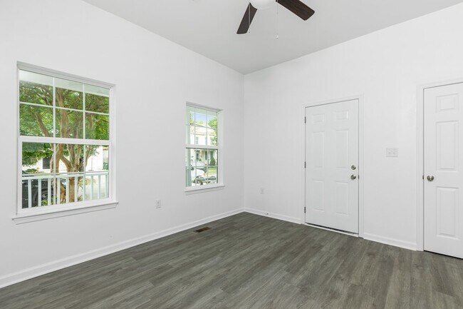 Building Photo - newly renovated property