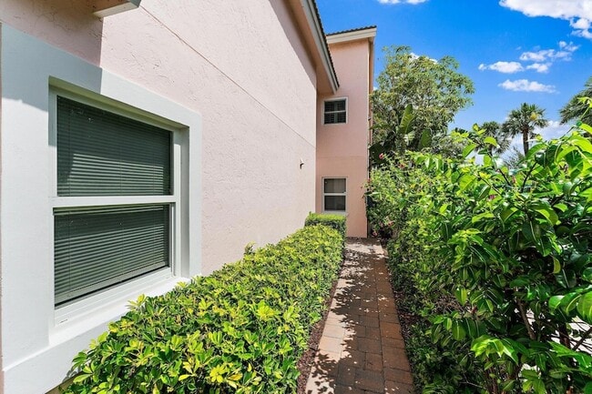 Building Photo - 2905 Fairway Dr N