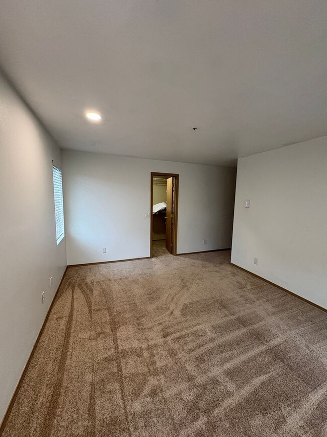 Building Photo - Bright and Sunny 2-bed 1-bath condo Kent!