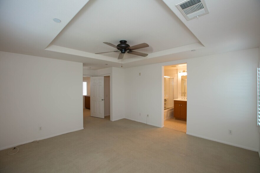 Building Photo - 720 S San Fernando Blvd