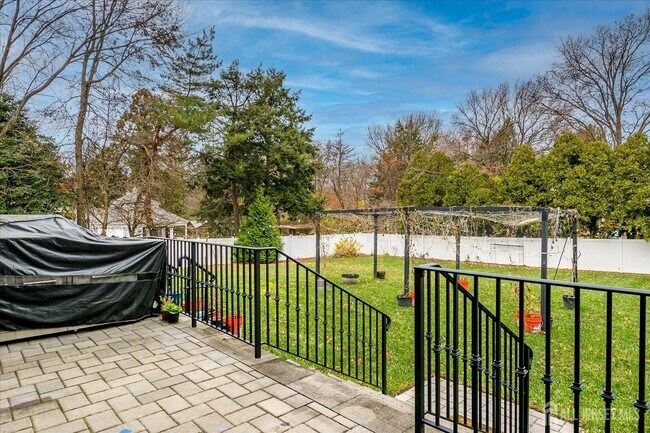 Building Photo - 3979 Park Ave