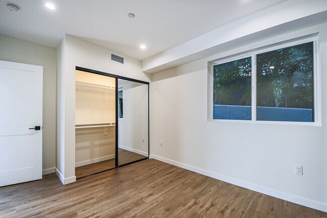 Building Photo - Ultra-Luxury Brand New 2 bed/2.5 bath and ...