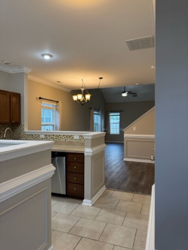 Building Photo - 3 Bedroom Townhouse with a Loft Area and a...