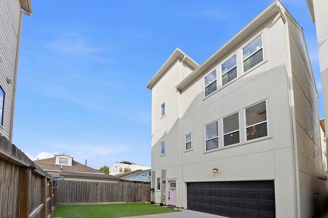 Building Photo - Rooftop Deck with Downtown Views in Sawyer Heights