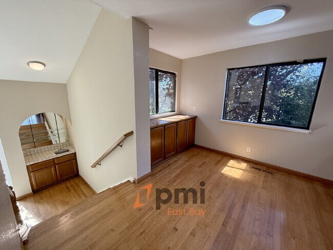 Building Photo - Well-Maintained 4-Bedroom Home in Prime Va...