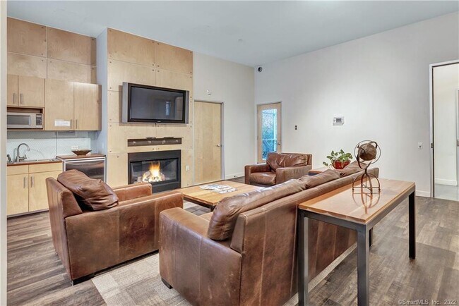 Building Photo - 33 N Water St