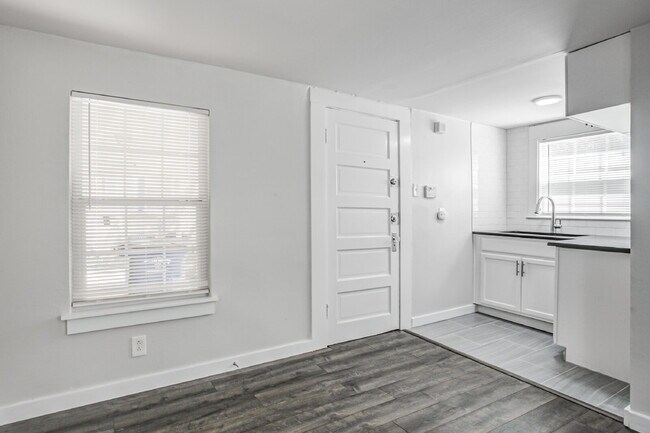 Building Photo - A Stunning, Updated Home in the heart of Dallas