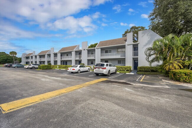 Building Photo - 2920 SW 22nd Ave