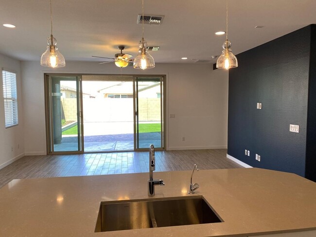 Building Photo - 130 E Elmwood Pl