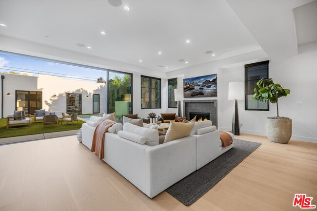 Building Photo - 4256 Camellia Ave