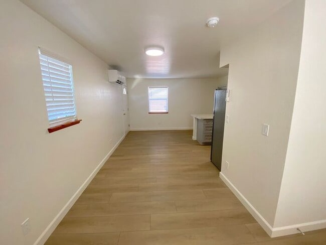 Building Photo - "TinyHouse" Apartment Downstairs - Washer/Dryer, Dishwasher, AC, Parking Space