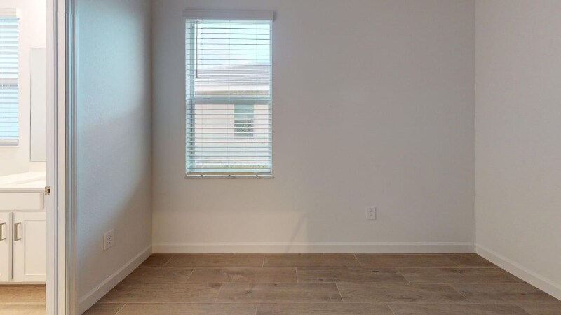 Building Photo - 7949 Lakes Edge Ln