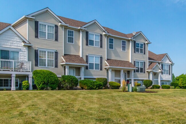 Building Photo - 1624 Fieldstone Dr N