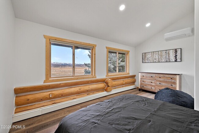 Building Photo - 948 S Foothill Dr