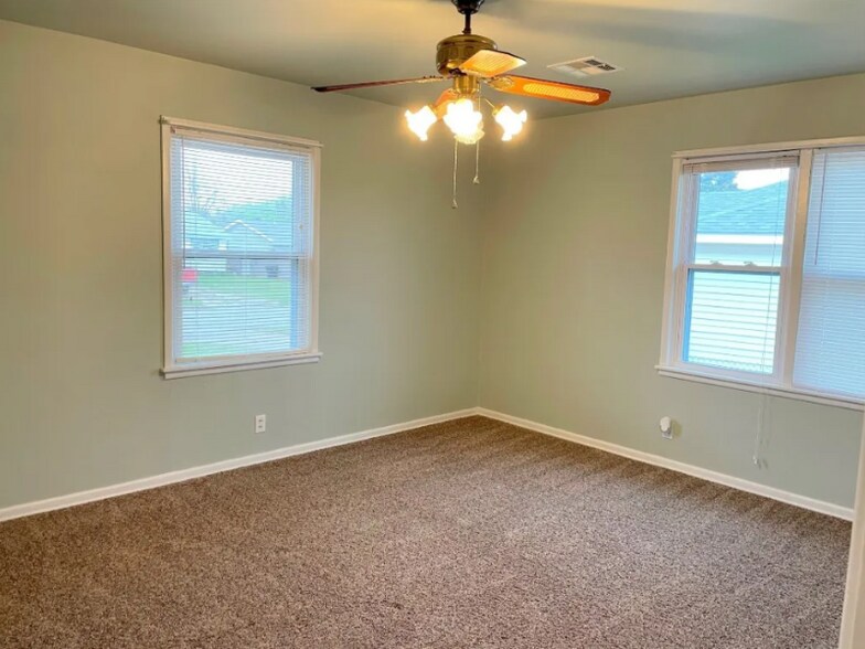 Building Photo - 1205 E Rose Dr