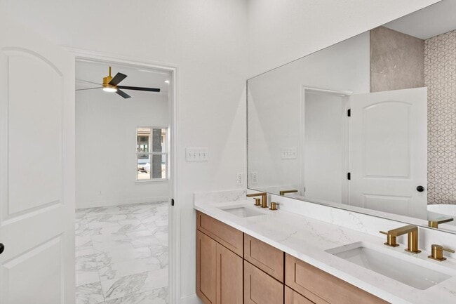 Building Photo - 206 E Persimmon Dr