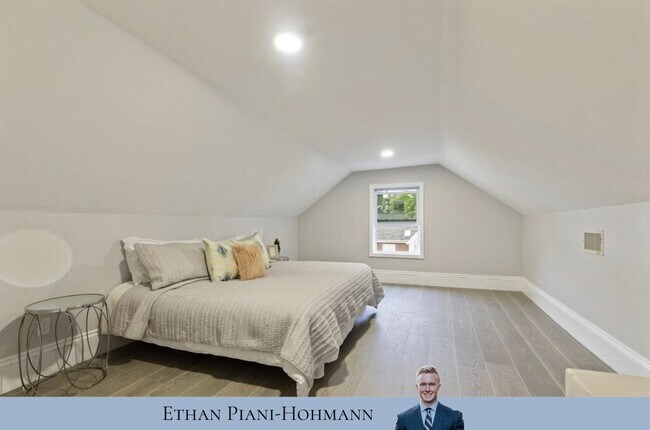 Building Photo - 7 Cozy St